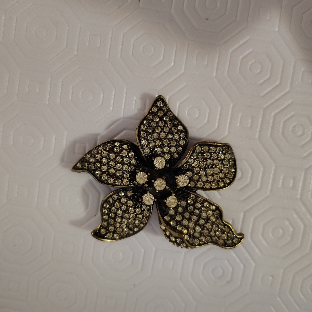 Elegant Black and Gold Floral Brooch - Picture 3 of 3
